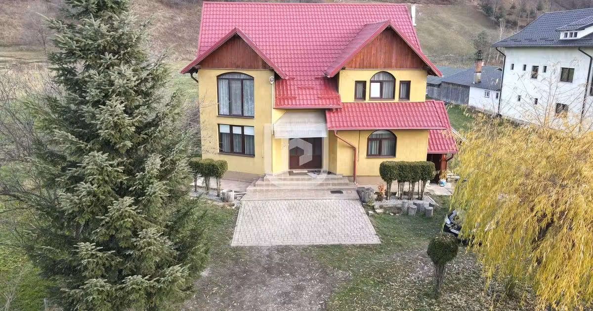 Casă individuală de vânzare cu 6 camere, mobilată în Mănăstirea Humorului