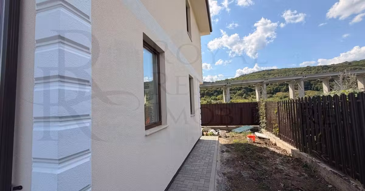 Casă individuală de vânzare cu 4 camere în Luna de Sus
