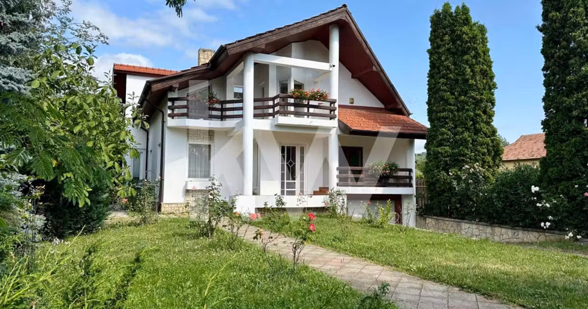 Casă individuală de vânzare cu 6 camere, mobilată în Comănești