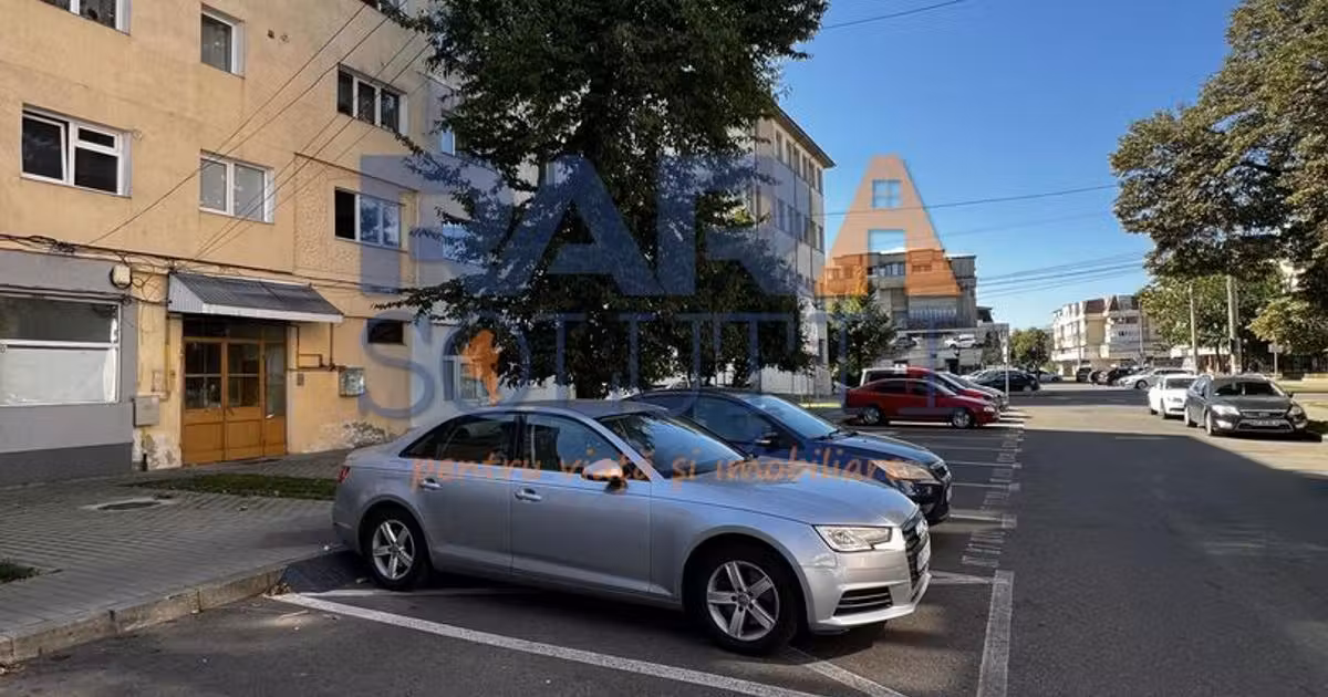 Apartament de vânzare cu 3 camere în Roman