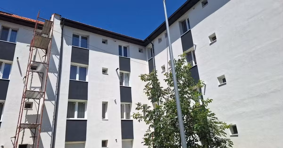 Apartament de vânzare cu 3 camere, mobilat în Sărmașu