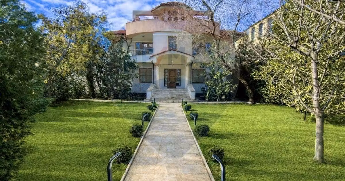 Casă de vânzare cu 8 camere, mobilată în zona Stadion, Constanța