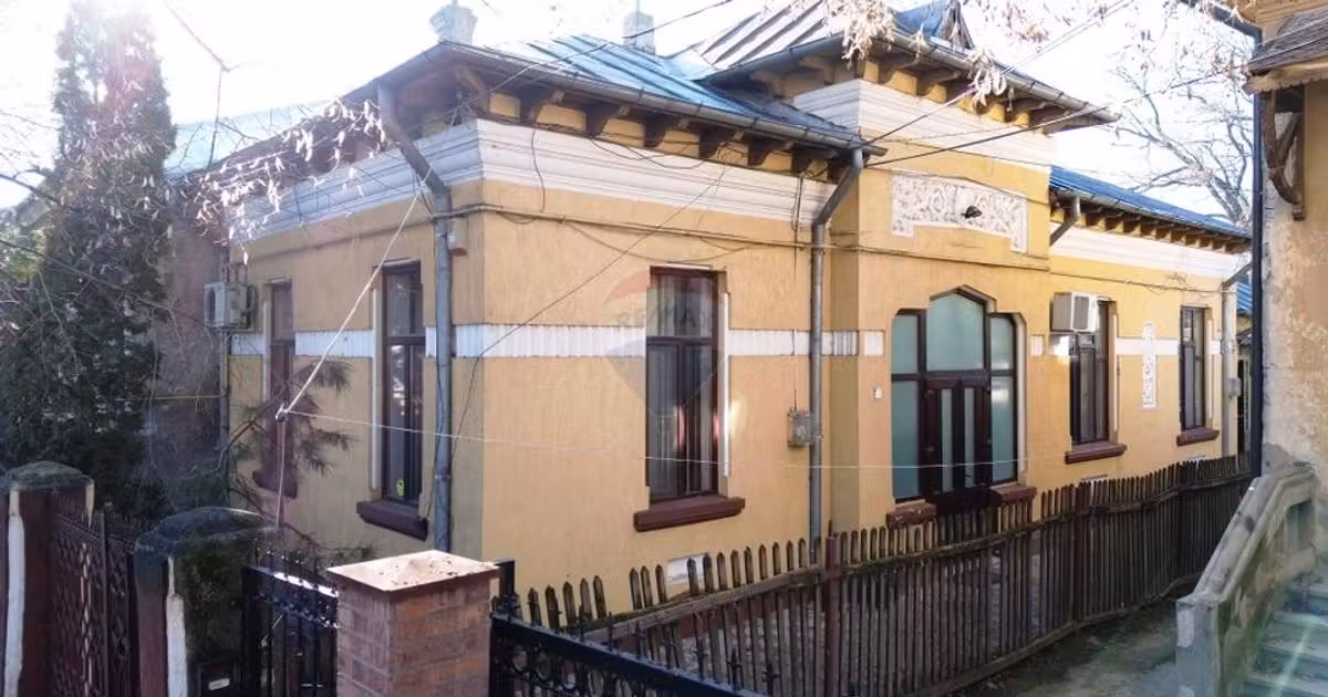 Casă de vânzare cu 4 camere în zona Central, Galați