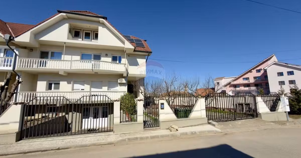 Casă de vânzare cu 8 camere, mobilată în Sânmartin