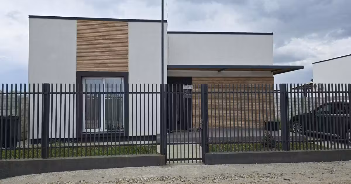 Casă de vânzare cu 4 camere în Berceni