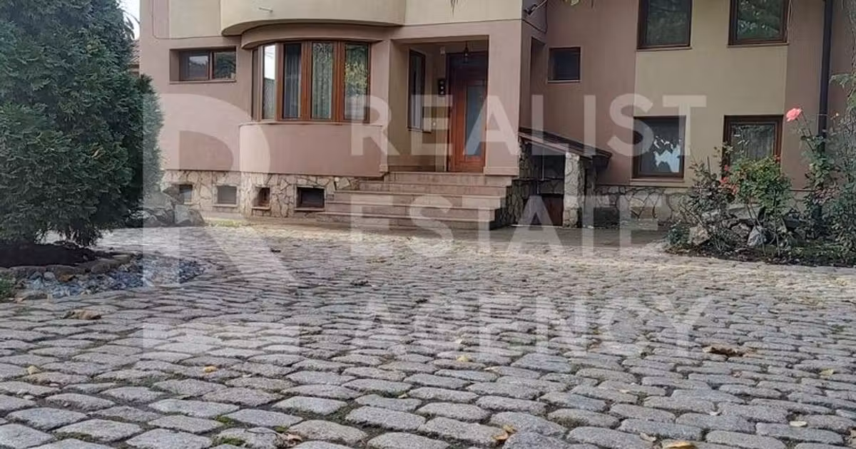 Casă individuală de vânzare cu 9 camere, mobilată în Breazu