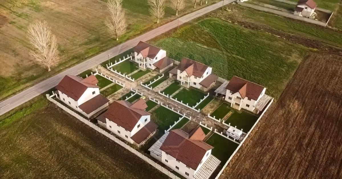 Casă individuală de vânzare cu 4 camere în Dumbrava