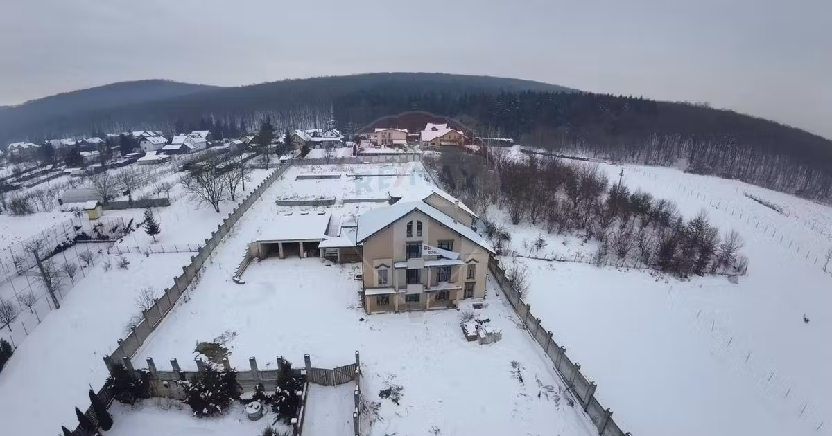 Casă de vânzare cu 7 camere în Ivănești