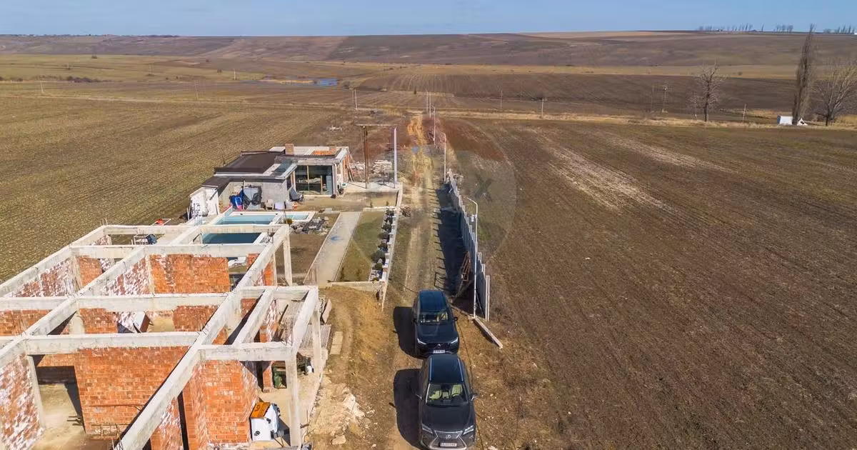 Teren agricol extravilan de vânzare de 13500 mp, în Voinești