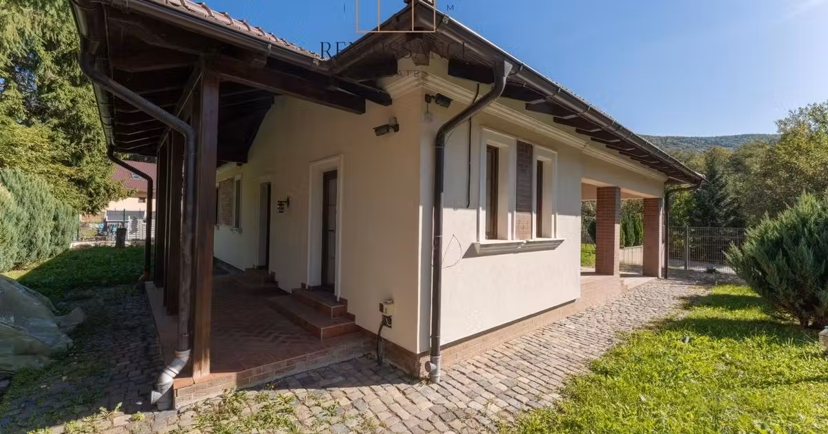 Casă de vânzare cu 4 camere, mobilată în Poiana Mărului