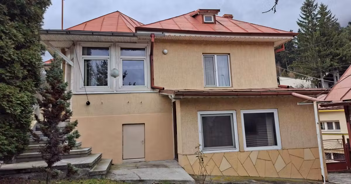 Casă individuală de vânzare cu 3 camere în Bușteni