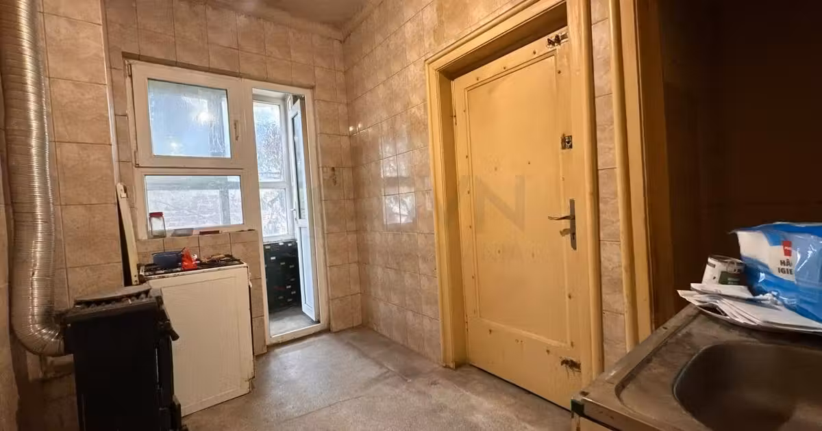 Casă individuală de vânzare cu 8 camere în zona P-ța Alba Iulia, Sector 3