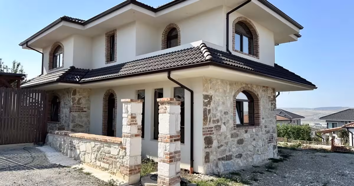 Casă individuală de vânzare cu 4 camere în Dezmir