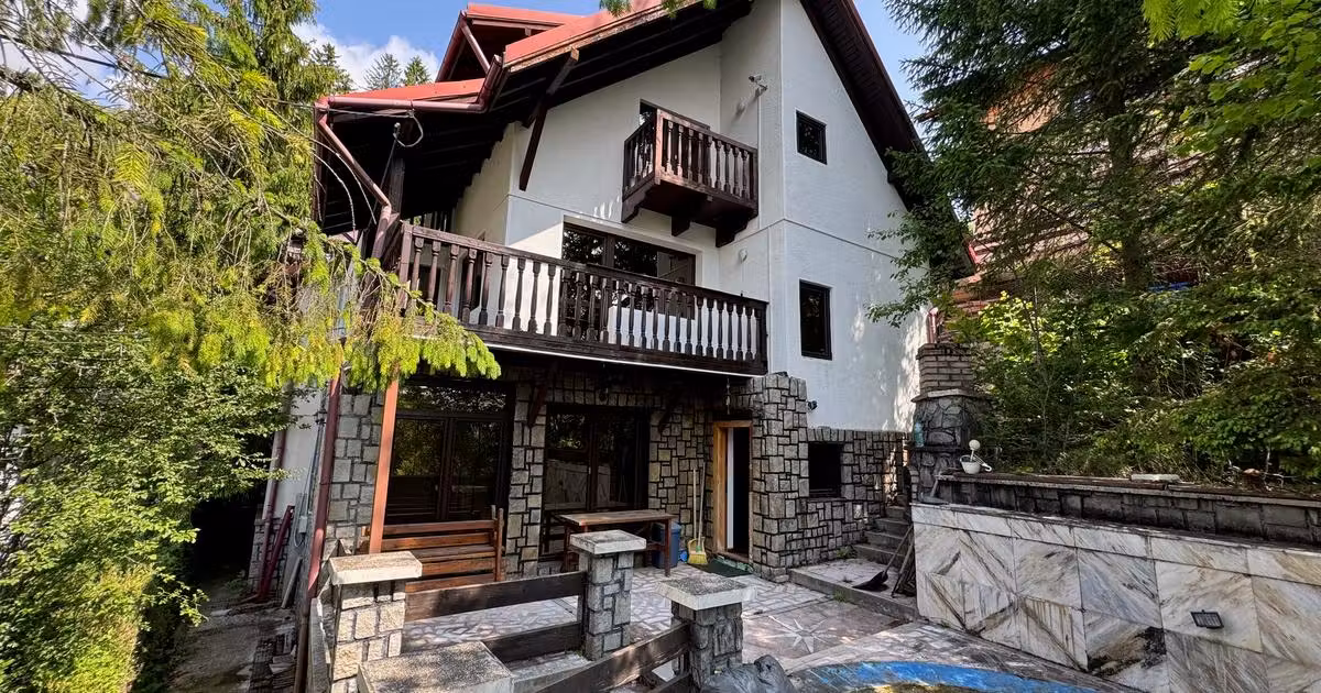 Casă individuală de vânzare cu 8 camere, mobilată în Sinaia