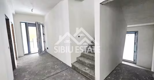 Casă Est