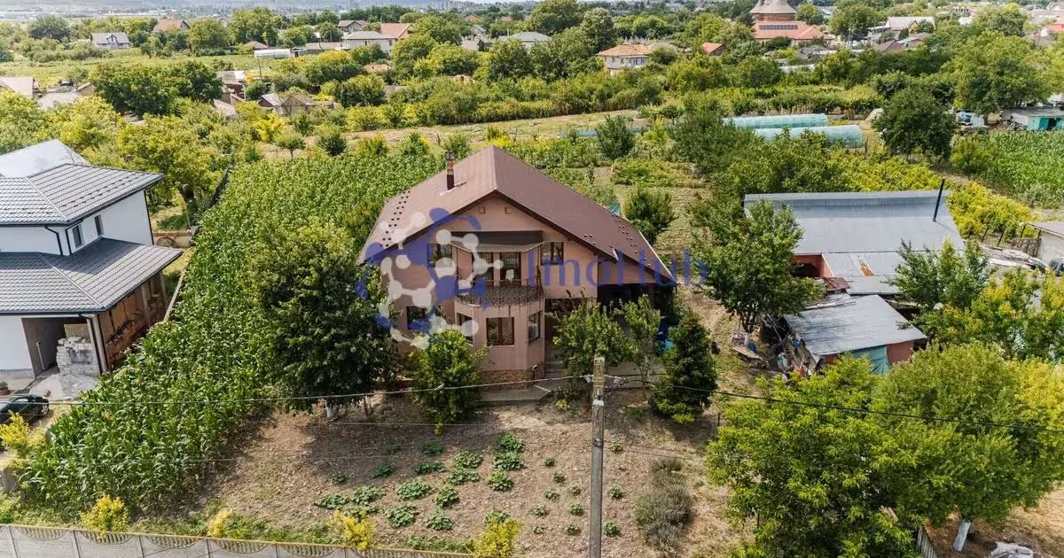 Casă de vânzare cu 4 camere în Holboca