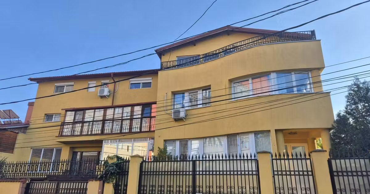Casă individuală de vânzare cu 8 camere în zona Vatra Luminoasă, Sector 2