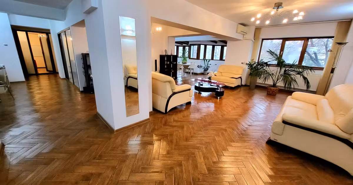 Apartament de vânzare cu 4 camere în zona Central, Galați