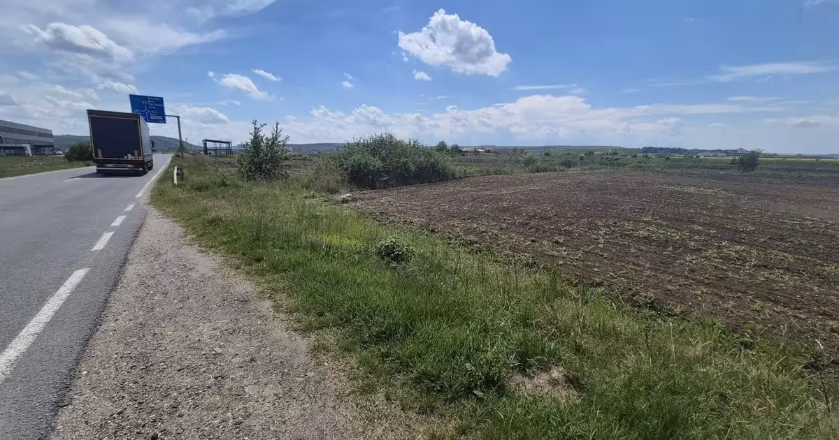 Teren Construcții intravilan de vânzare de 10000 mp, în Ungheni