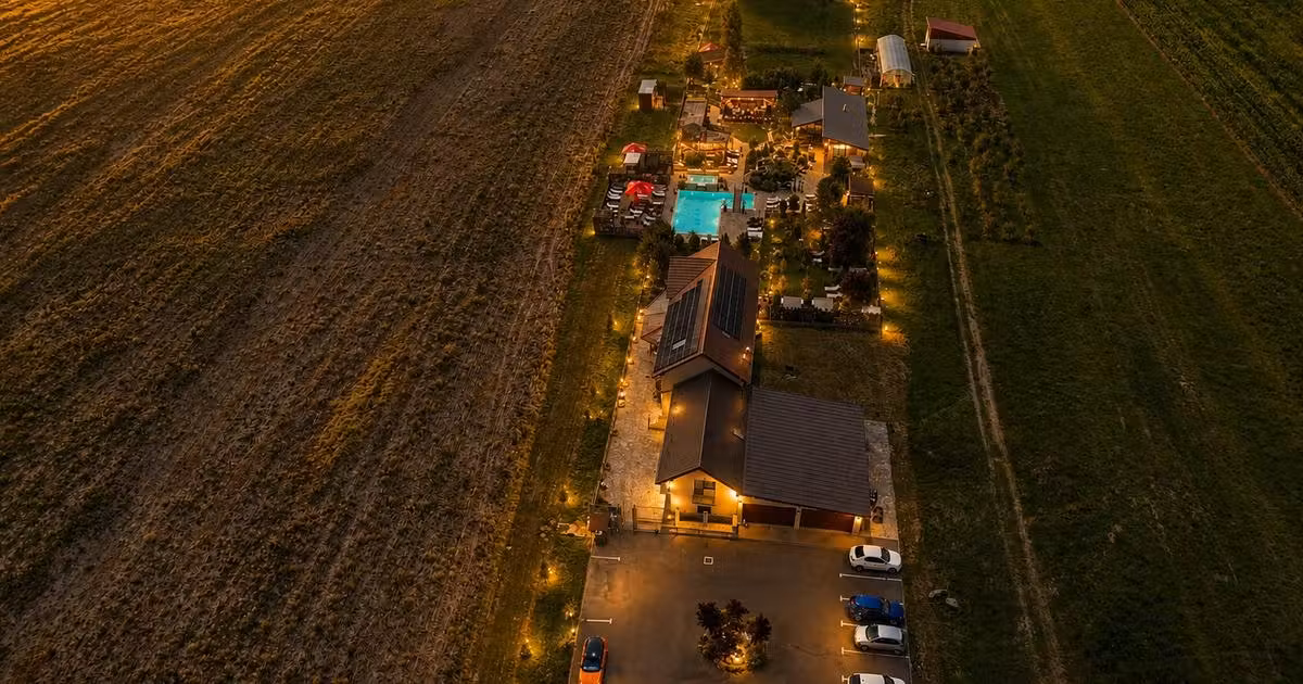 Casă individuală de vânzare cu 7 camere în Podu Oltului