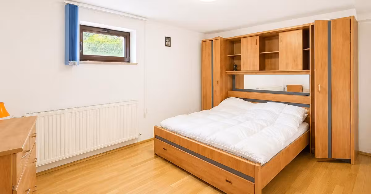 Casă individuală de vânzare cu 8 camere în Baia de Fier