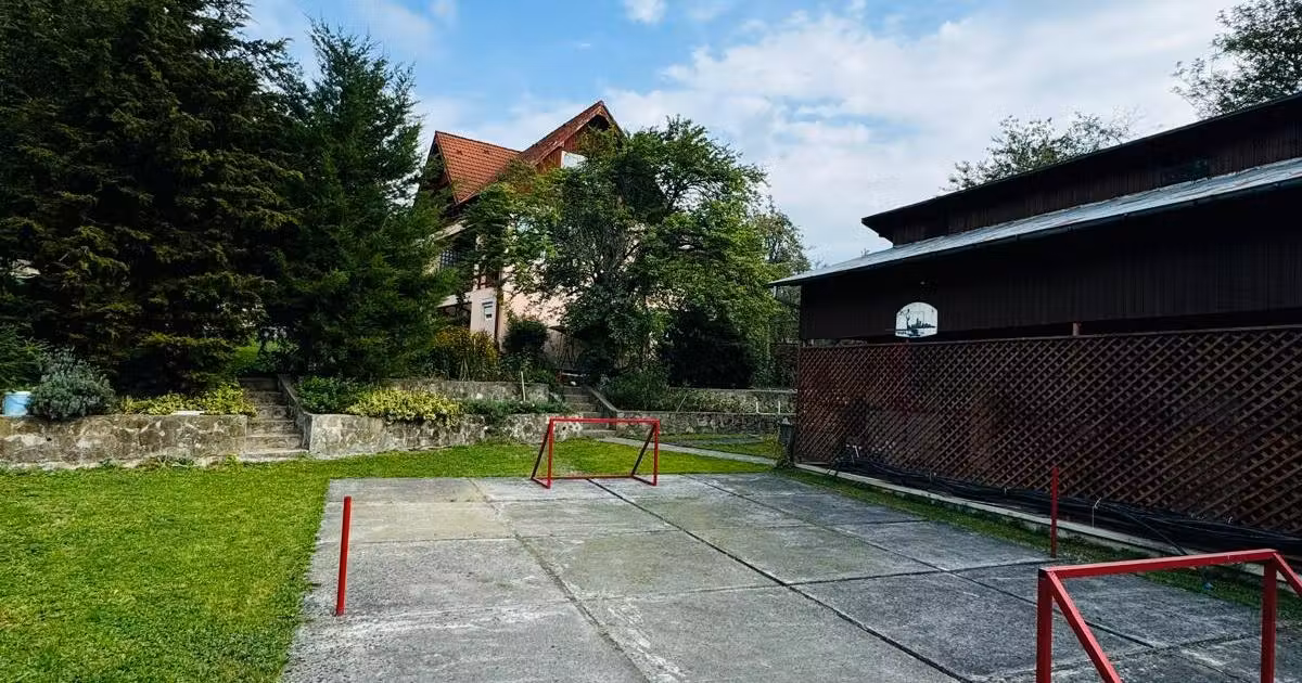 Casă individuală de vânzare cu 10 camere, mobilată în Vârfuri