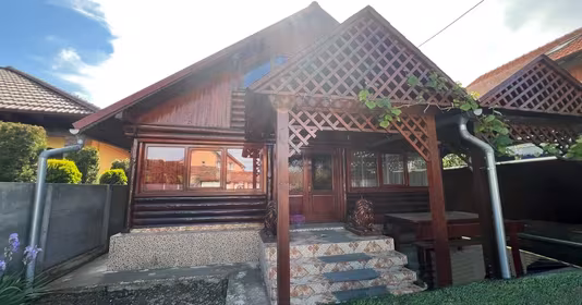 Casă Est