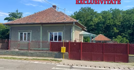 Casă Est