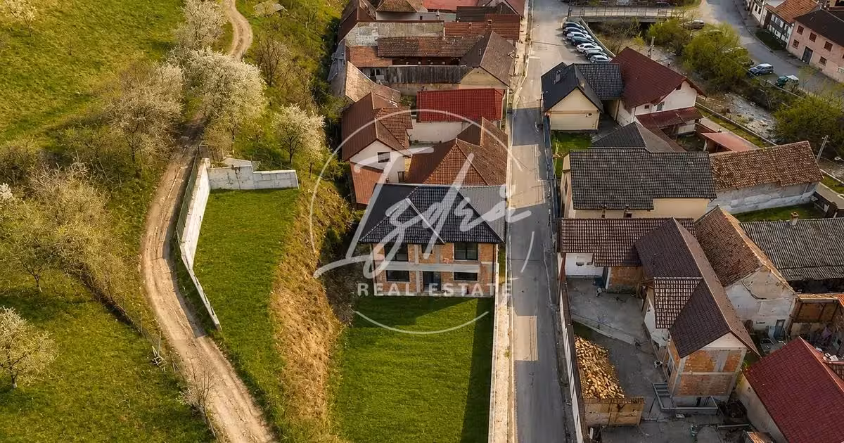 Casă individuală de vânzare cu 5 camere în Sadu