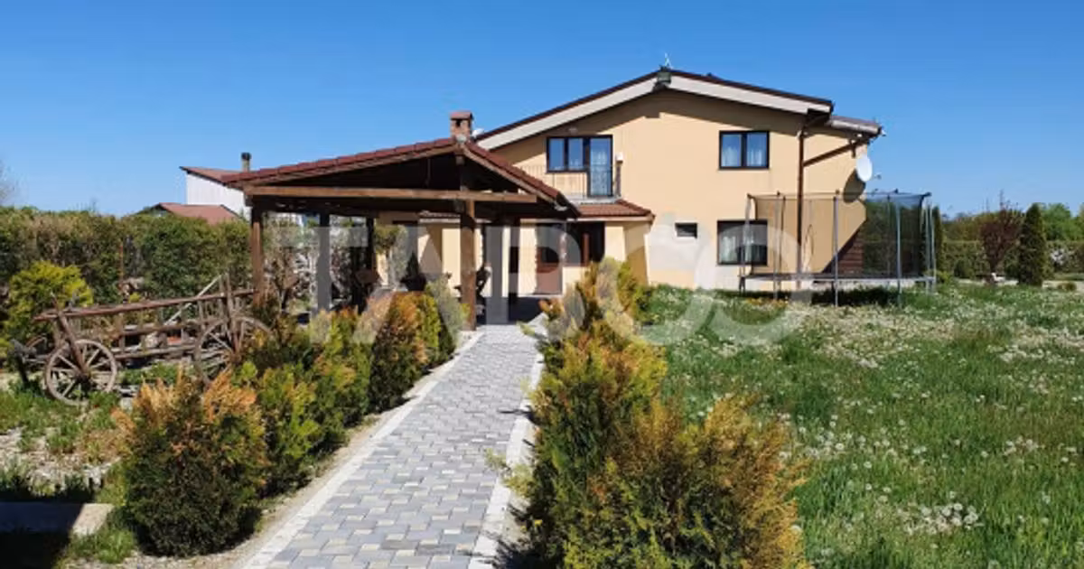 Casă individuală de vânzare cu 5 camere, mobilată în Beclean