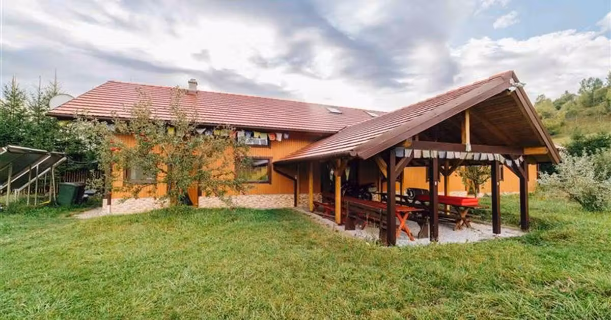 Casă individuală de vânzare cu 12 camere, mobilată în Valea Strâmbă