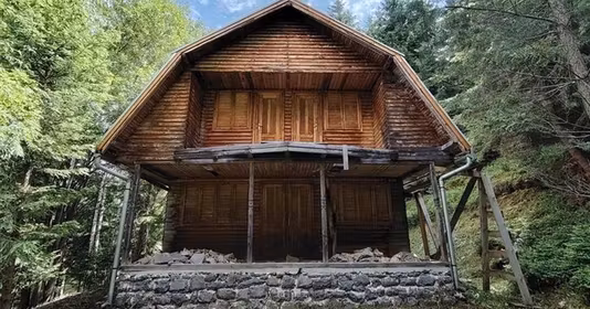 Casă Est