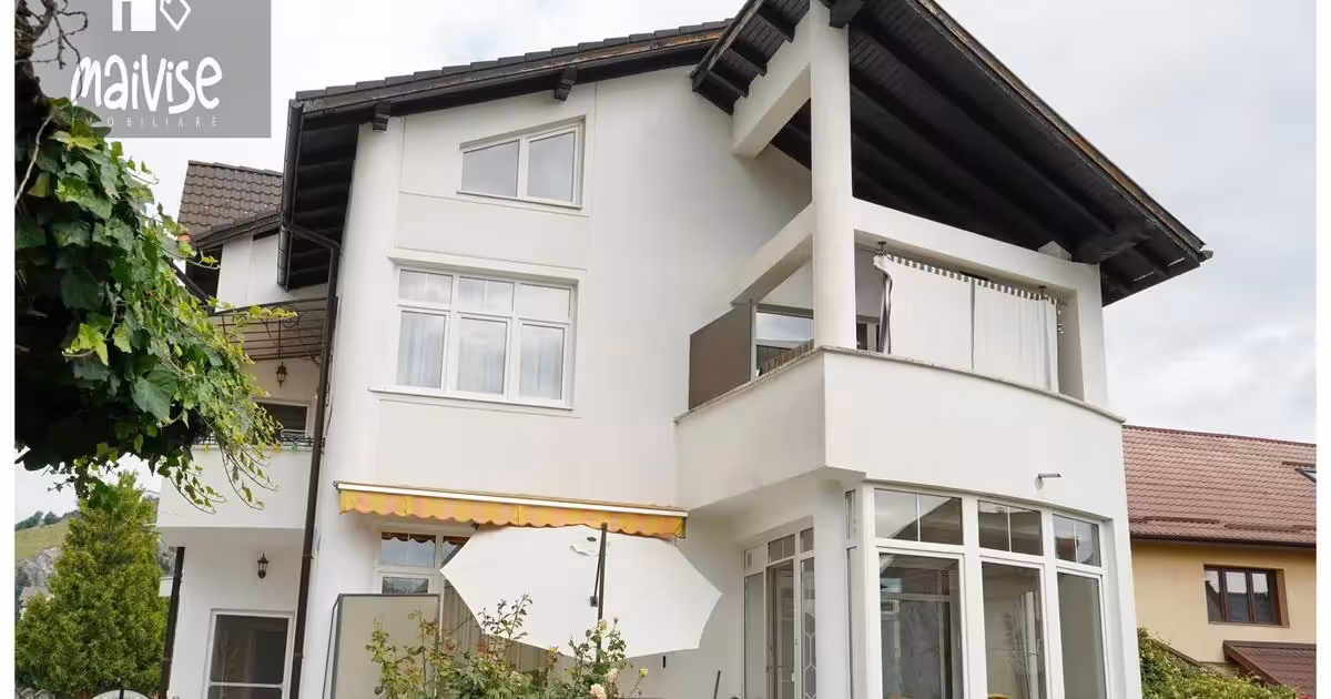 Casă individuală de vânzare cu 8 camere în zona Răcădău, Brașov