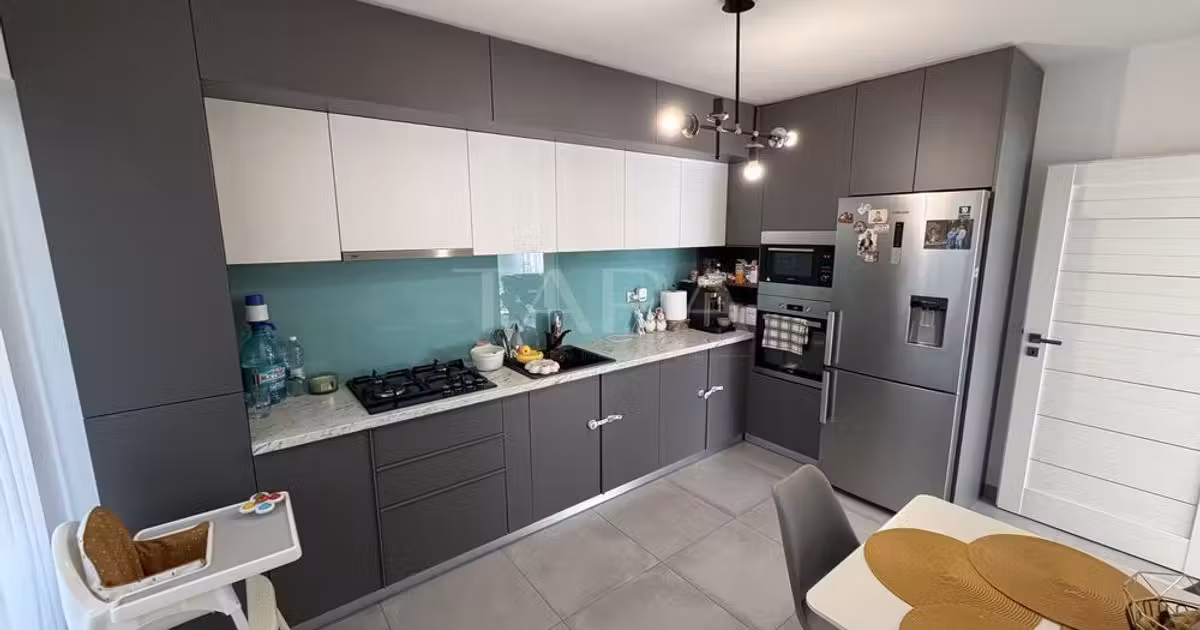 Apartament de vânzare cu 3 camere, mobilat în Sânnicoară