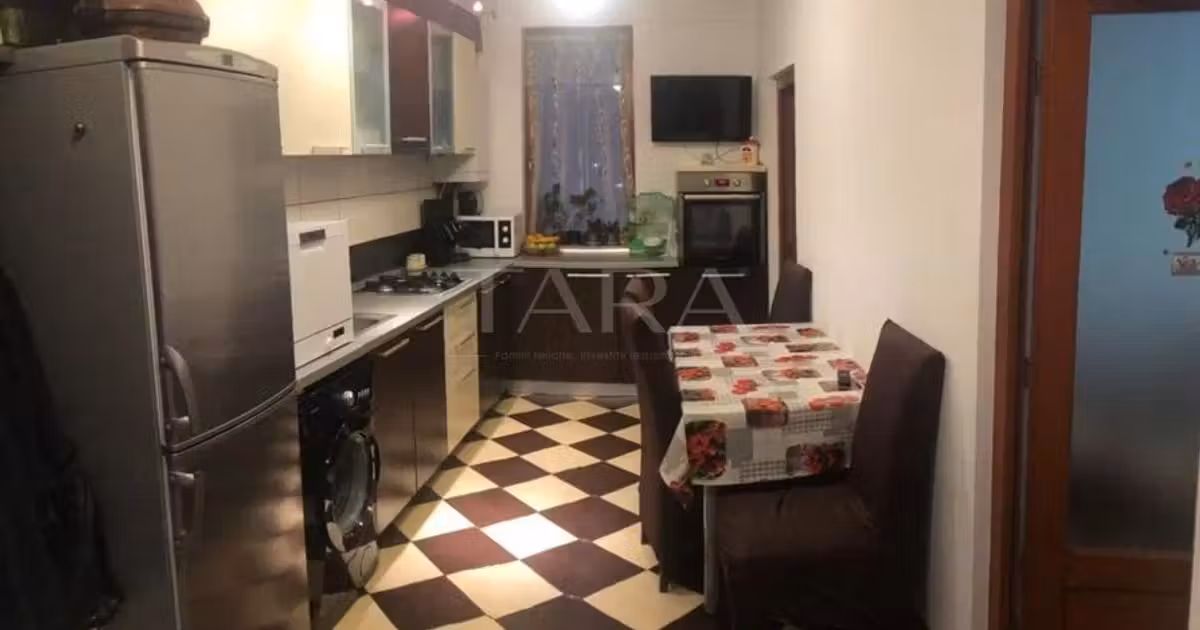 Apartament de vânzare cu 3 camere, mobilat în Florești
