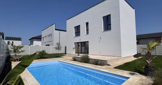 Casă Tunari