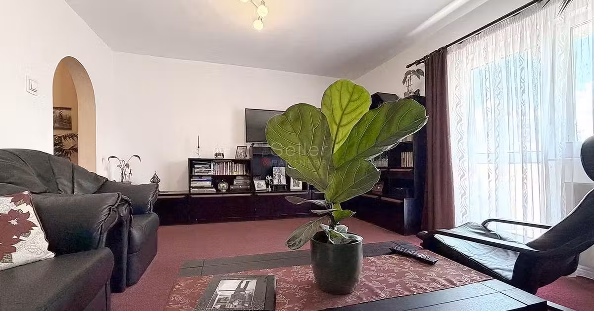 Apartament de vânzare cu 3 camere, mobilat în zona Vlahuță, Brașov