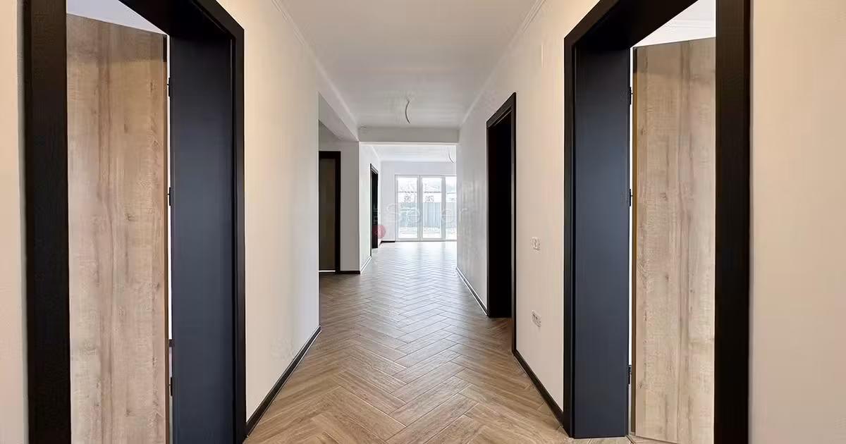 Casă individuală de vânzare cu 4 camere în Tărlungeni