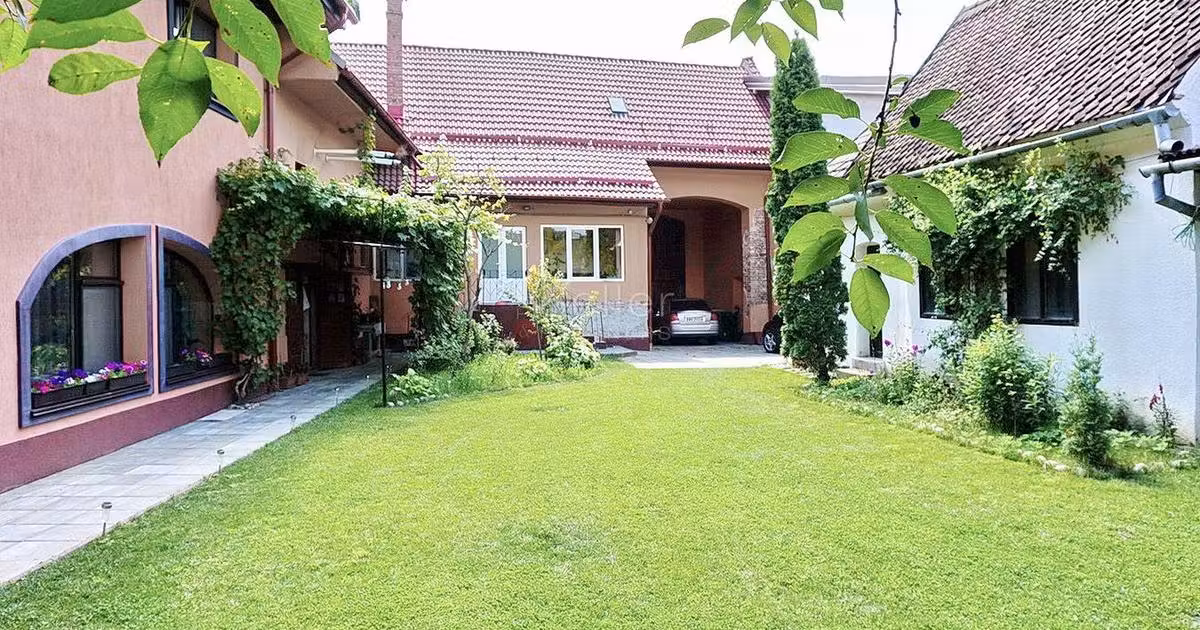 Casă individuală de vânzare cu 7 camere în Cristian