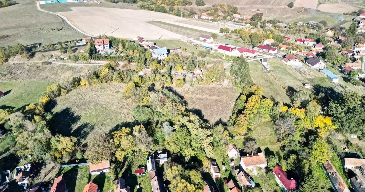 Teren Construcții intravilan de vânzare de 2825 mp, în Vâlcele