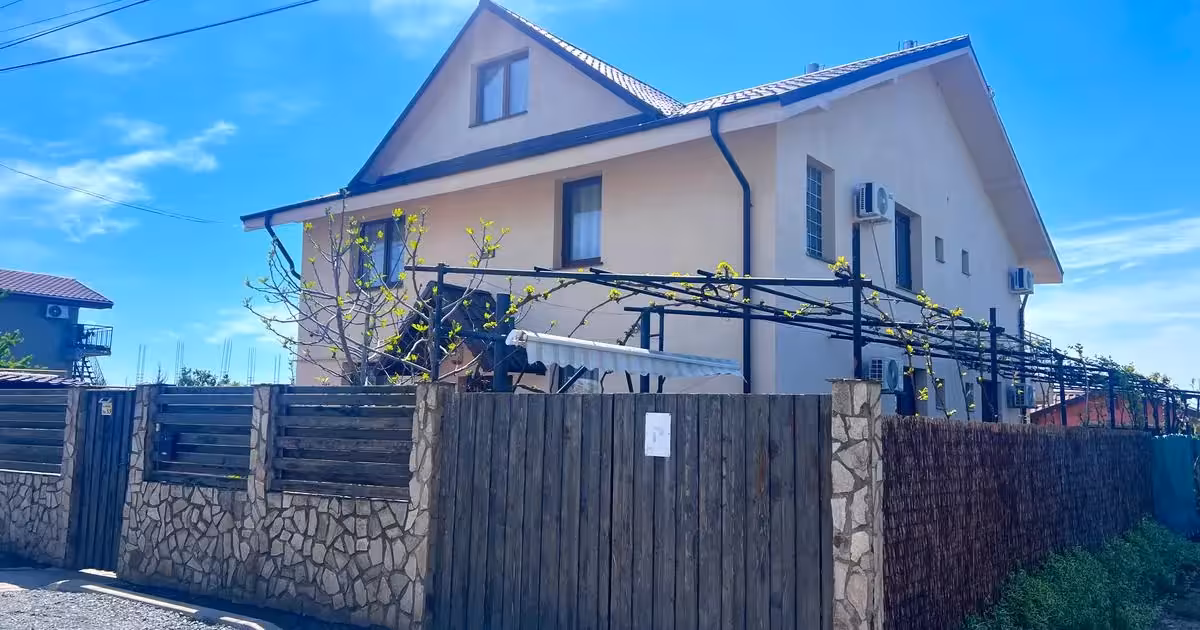 Casă de vânzare cu 8 camere în Vama Veche