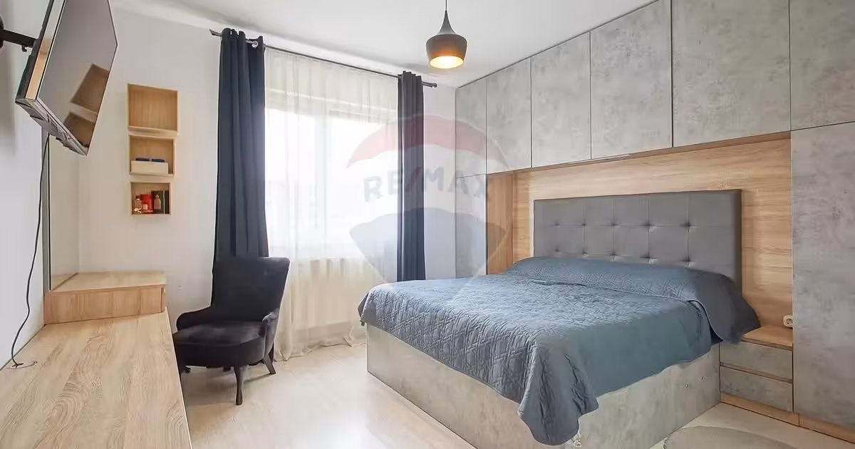 Apartament de vânzare cu 3 camere în zona Tractorul, Brașov