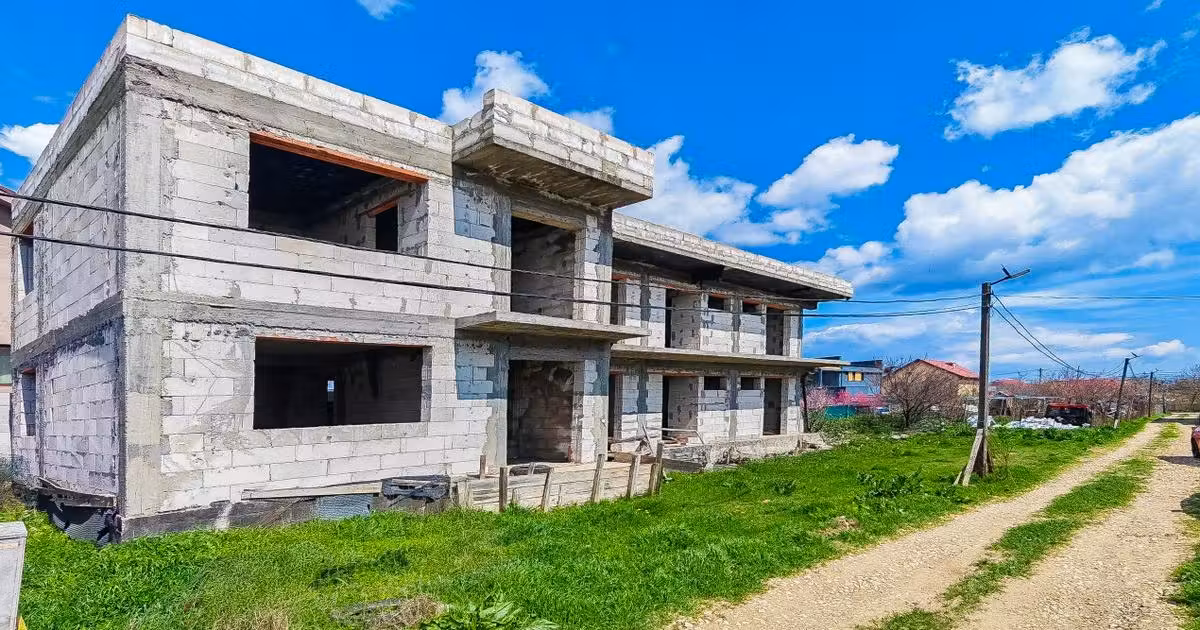 Casă individuală de vânzare cu 10 camere în Lazu