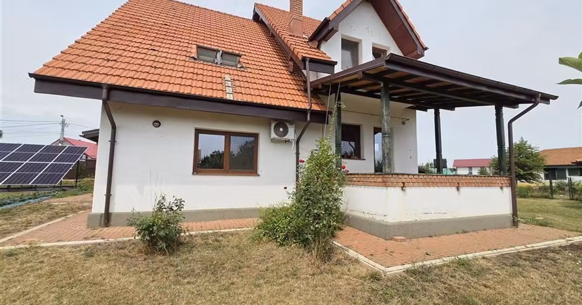 Casă de vânzare cu 7 camere în Voinești