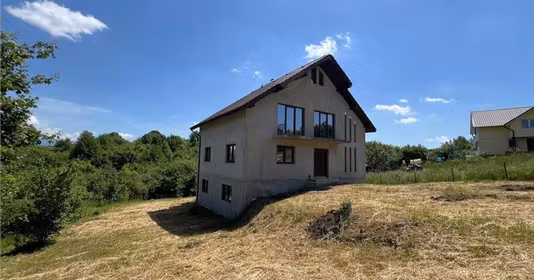 Casă Est