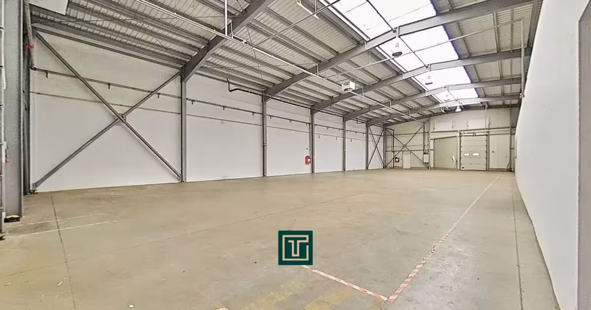 Spațiu industrial de vânzare de 704.00 mp, în zona Sud, Arad