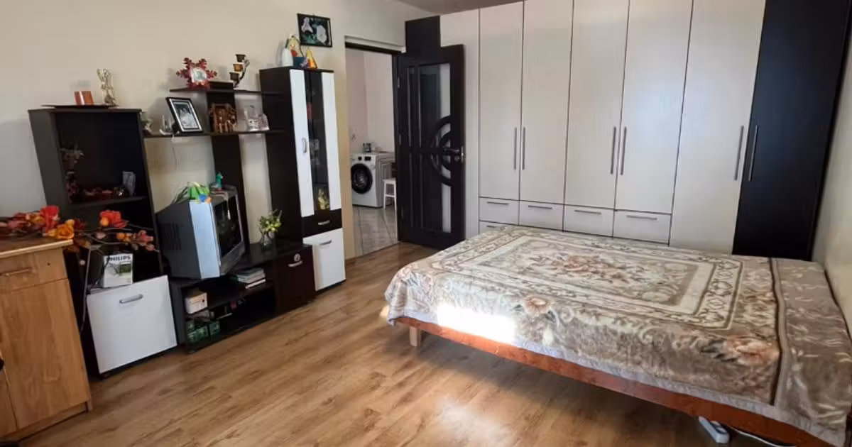 Apartament de vânzare cu 2 camere, mobilat în zona Gară, Focșani