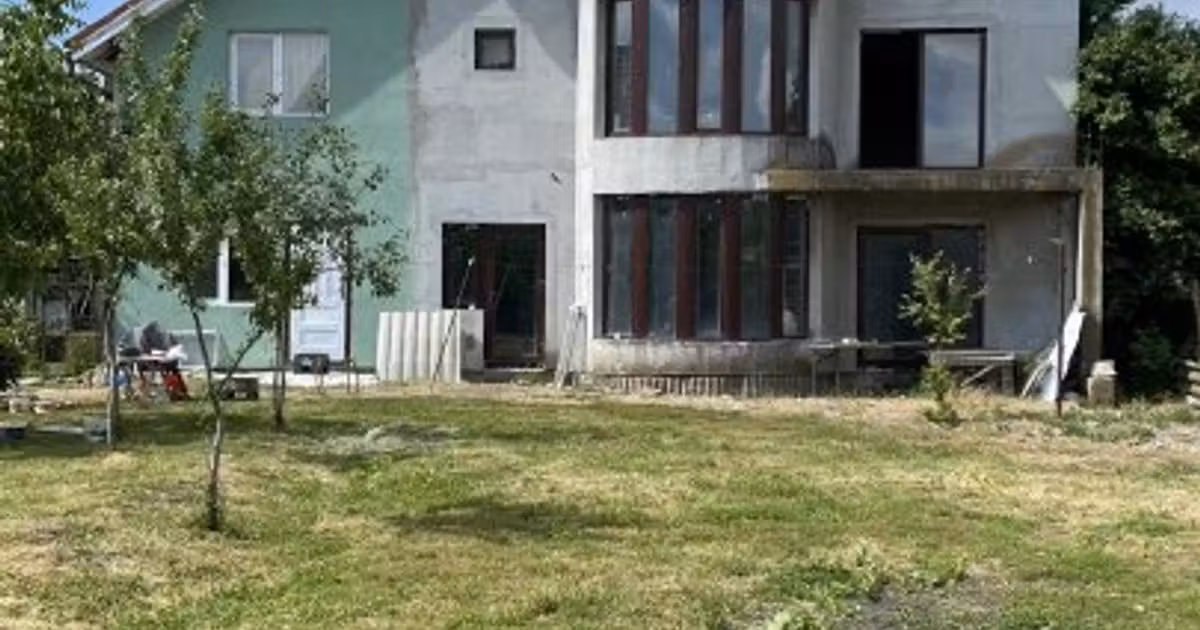 Casă de vânzare cu 8 camere în Săcălaz