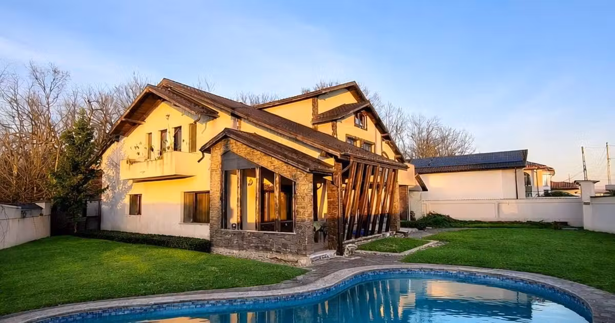 Casă de vânzare cu 6 camere în zona Nord, Focșani