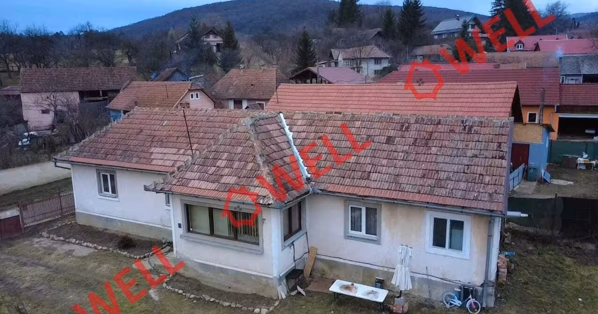 Casă de vânzare cu 4 camere în Vâlcele
